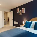 Emerald Elegance, 2Bed 2Bath Leeds Escape, Center & Stadium
