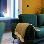 Emerald Elegance, 2Bed 2Bath Leeds Escape, Center & Stadium