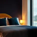 Emerald Elegance, 2Bed 2Bath Leeds Escape, Center & Stadium