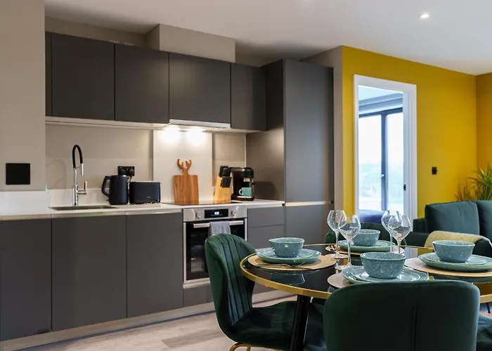 Emerald Elegance, 2Bed 2Bath Leeds Escape, Center & Stadium