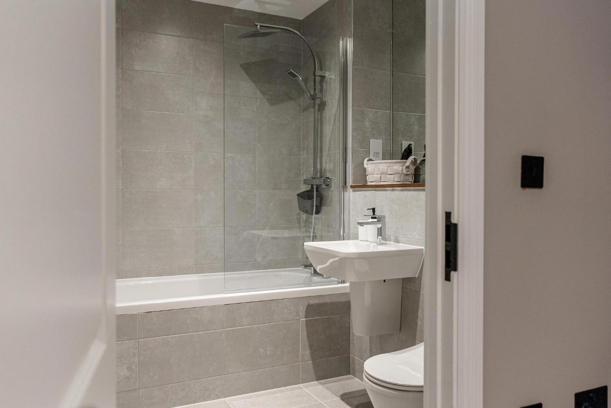 Apartment Emerald Elegance, 2bed 2bath Leeds Escape, Center & Stadium *