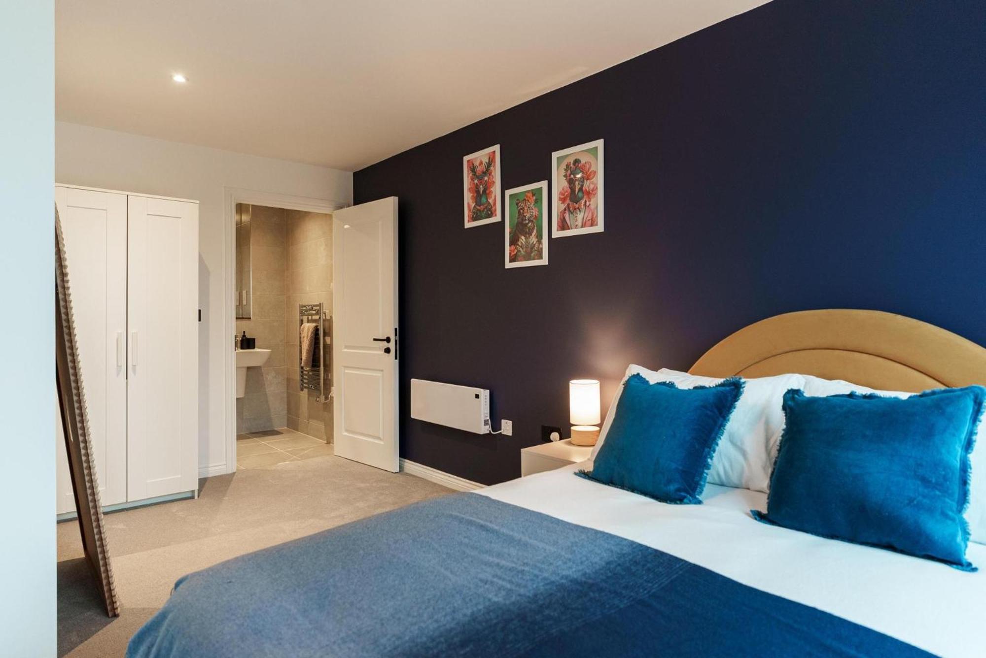 Emerald Elegance, 2bed 2bath Leeds Escape, Center & Stadium