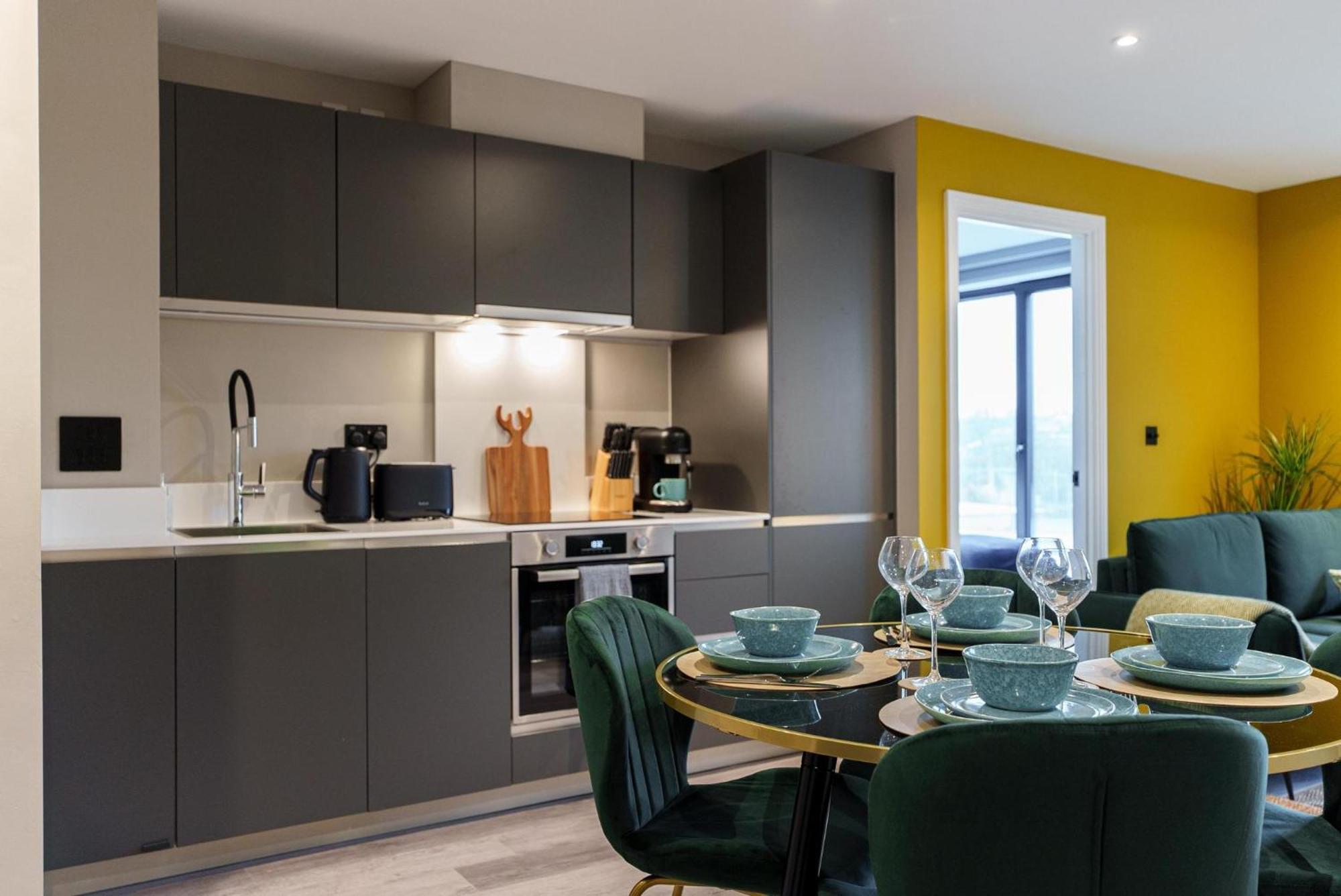 Apartment Emerald Elegance, 2bed 2bath Leeds Escape, Center & Stadium *
