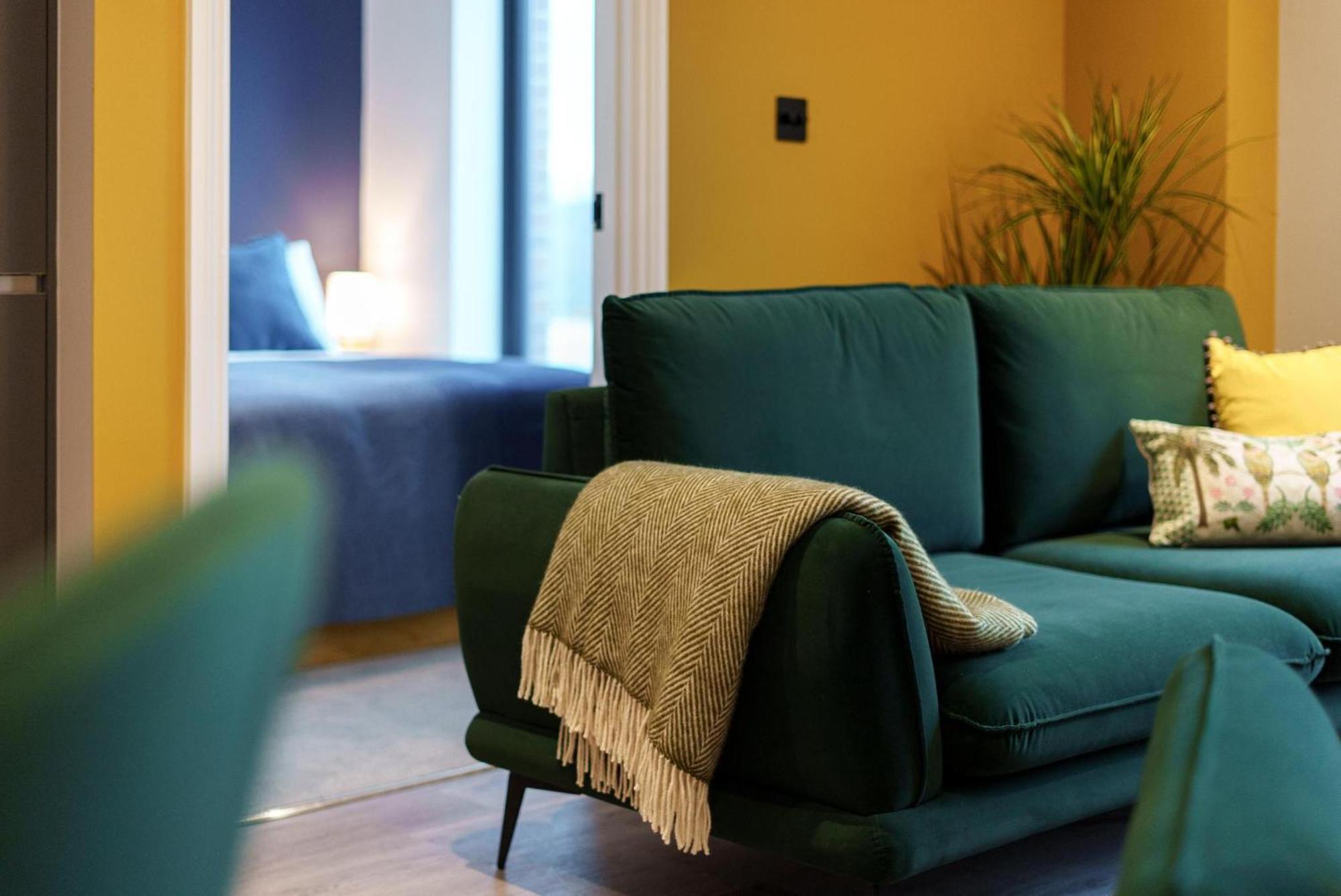 Emerald Elegance, 2bed 2bath Leeds Escape, Center & Stadium Apartment