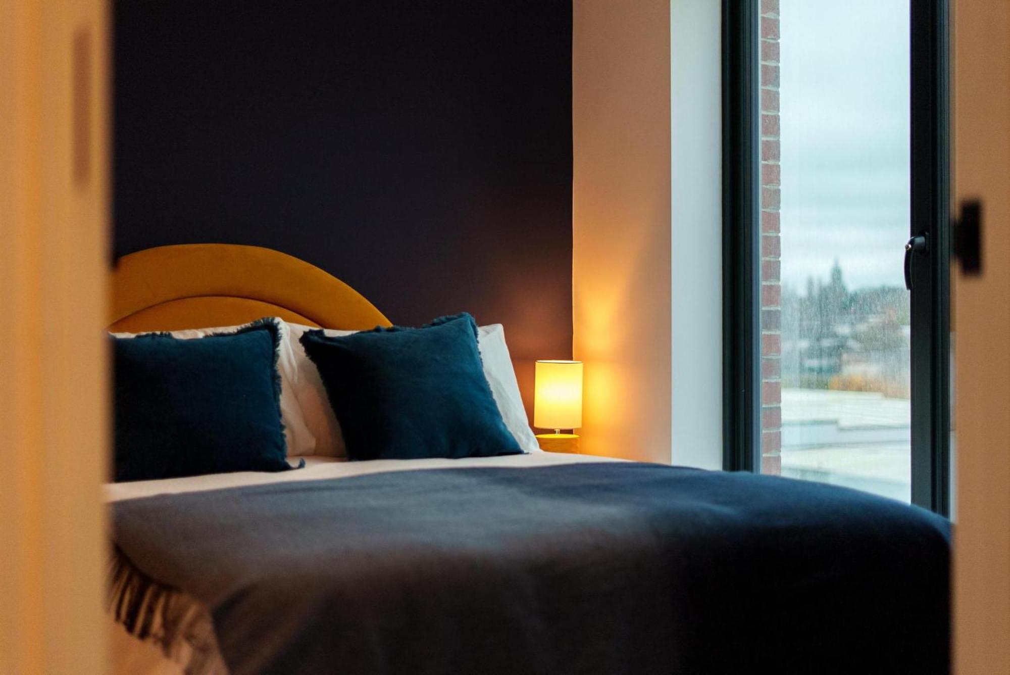 Emerald Elegance, 2bed 2bath Leeds Escape, Center & Stadium Apartment *
