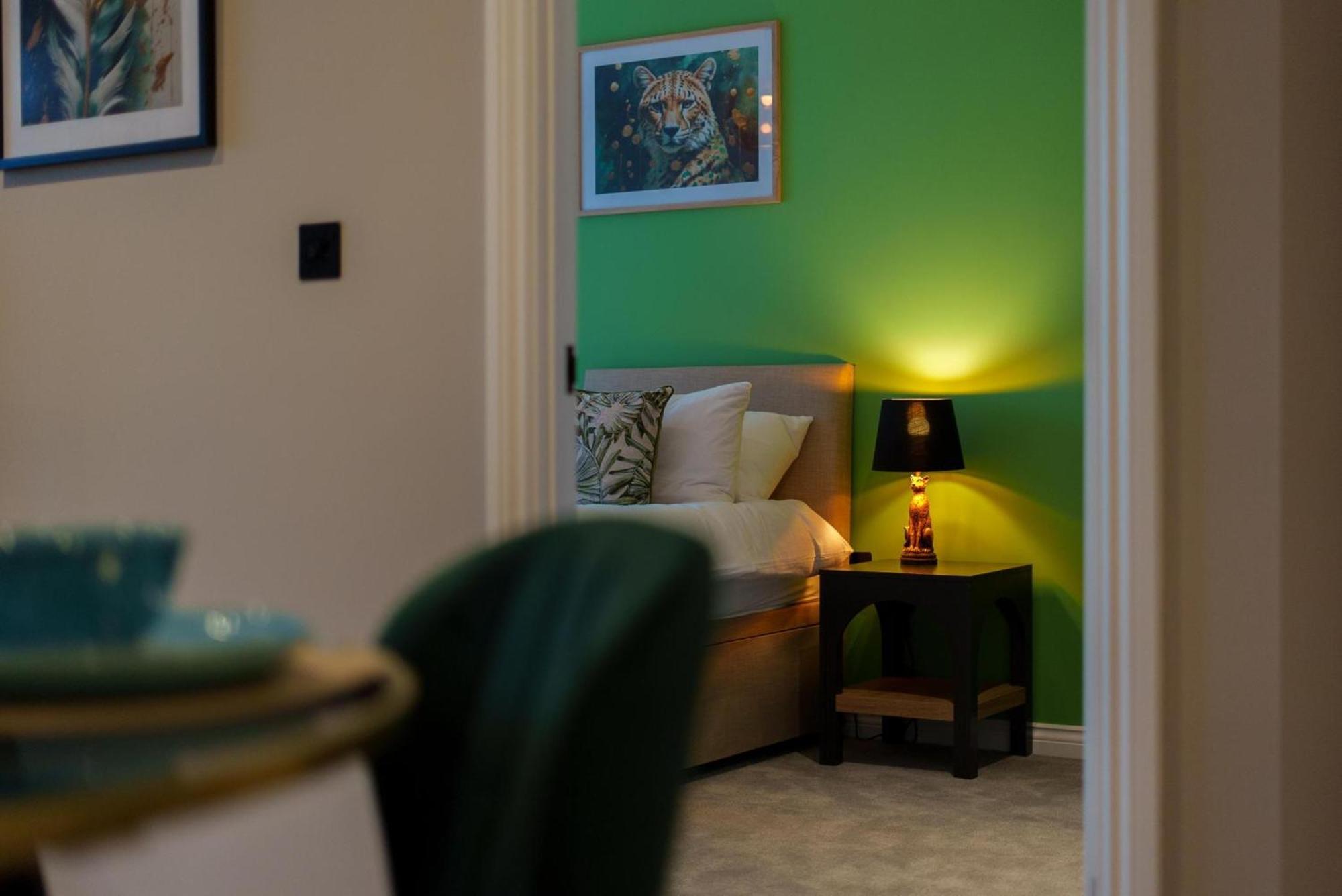 Emerald Elegance, 2bed 2bath Leeds Escape, Center & Stadium * Leeds (West Yorkshire)