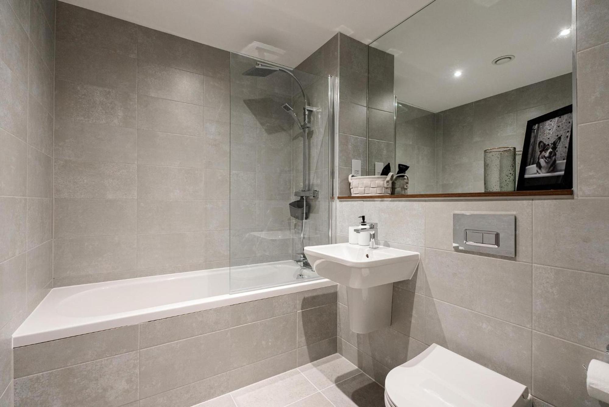 Emerald Elegance, 2bed 2bath Leeds Escape, Center & Stadium