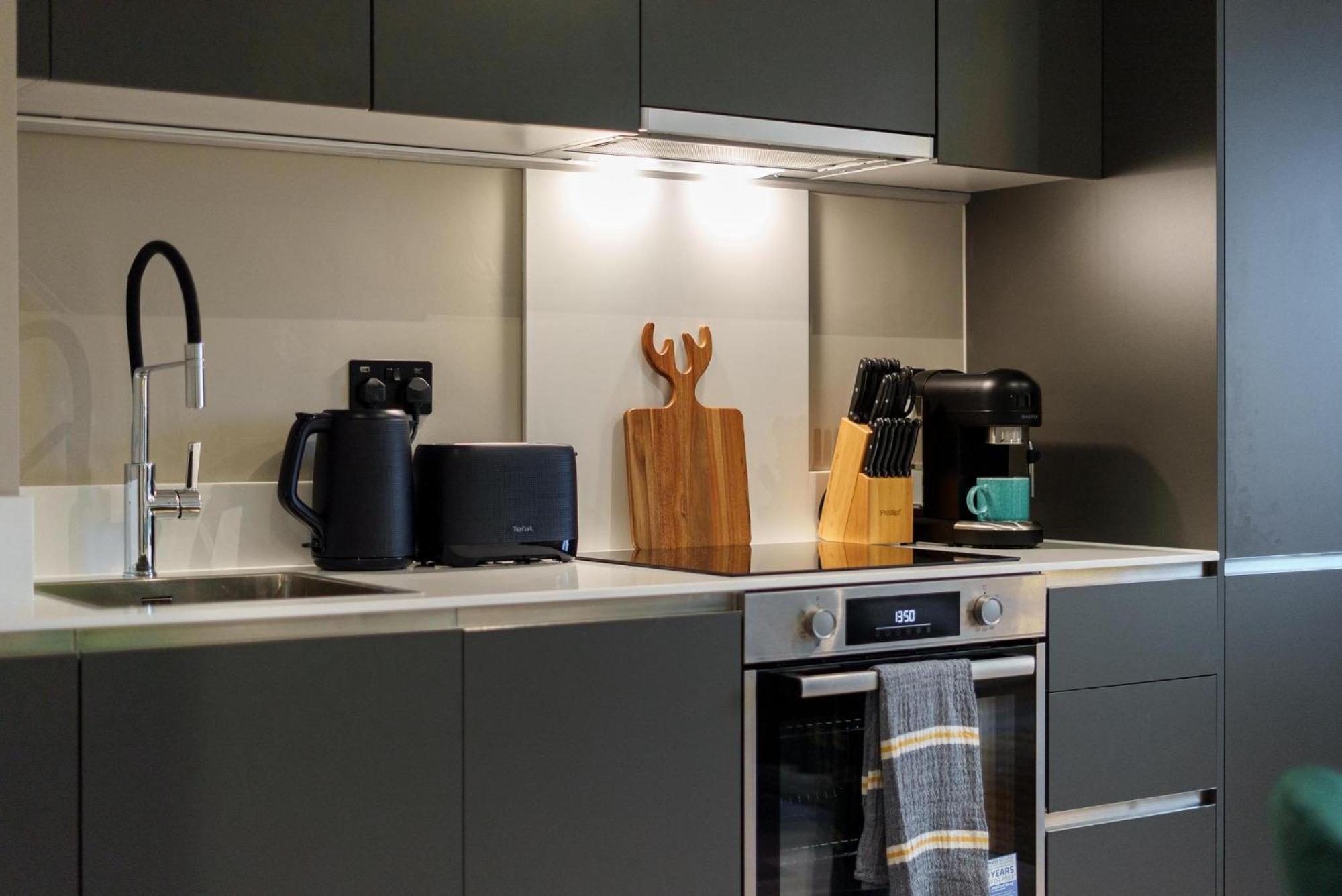 Emerald Elegance, 2bed 2bath Leeds Escape, Center & Stadium Apartment Leeds (West Yorkshire)
