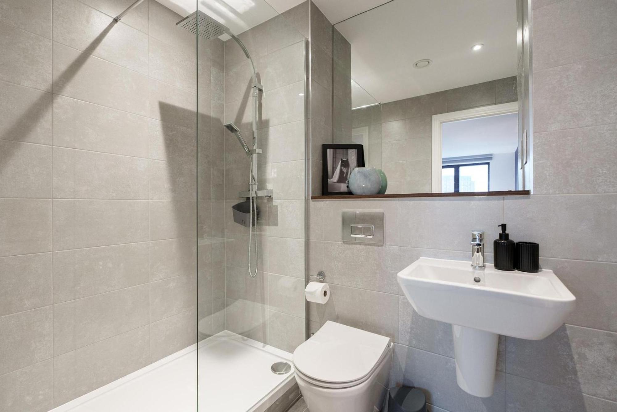Emerald Elegance, 2bed 2bath Leeds Escape, Center & Stadium *