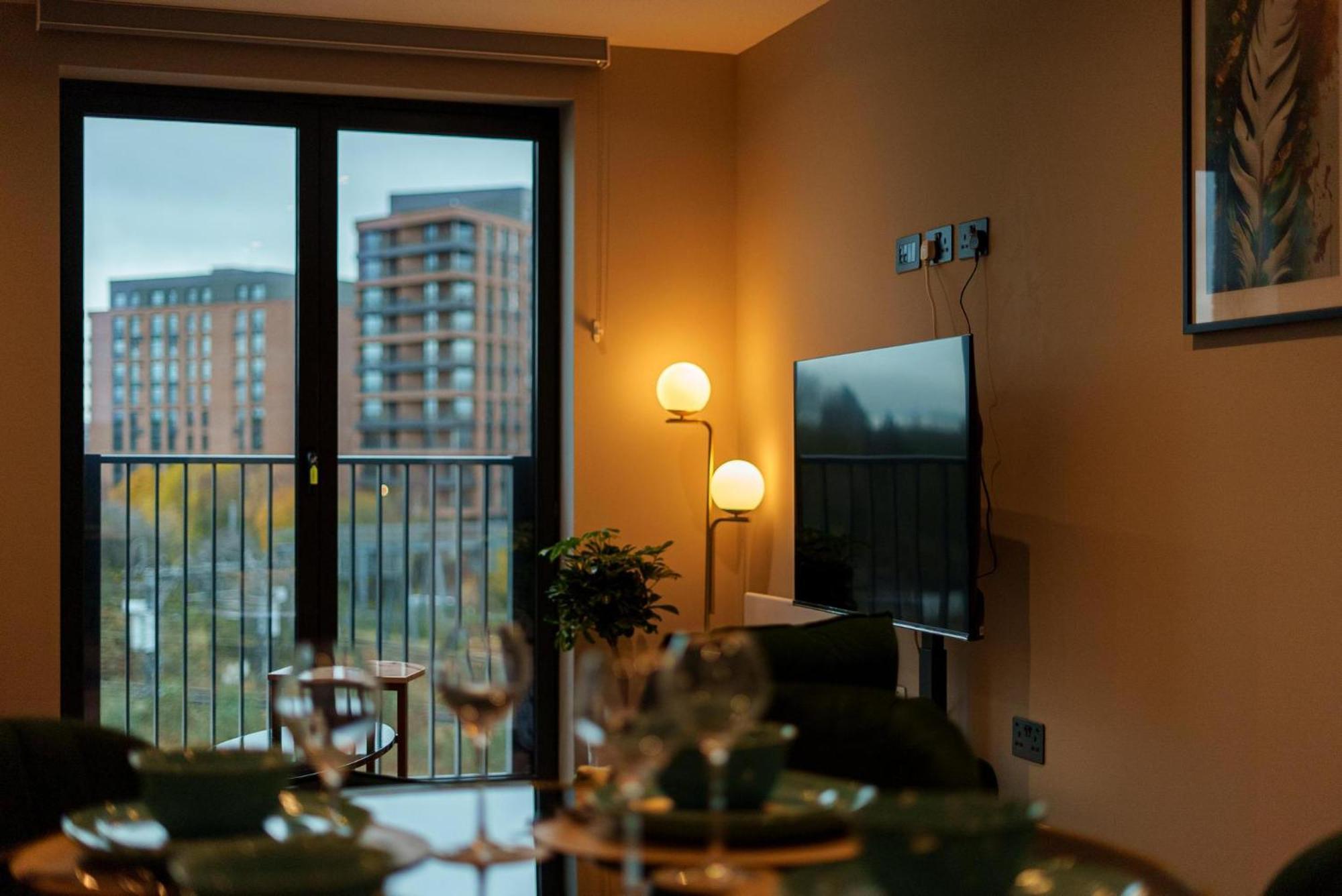 Emerald Elegance, 2bed 2bath Leeds Escape, Center & Stadium * Leeds (West Yorkshire)