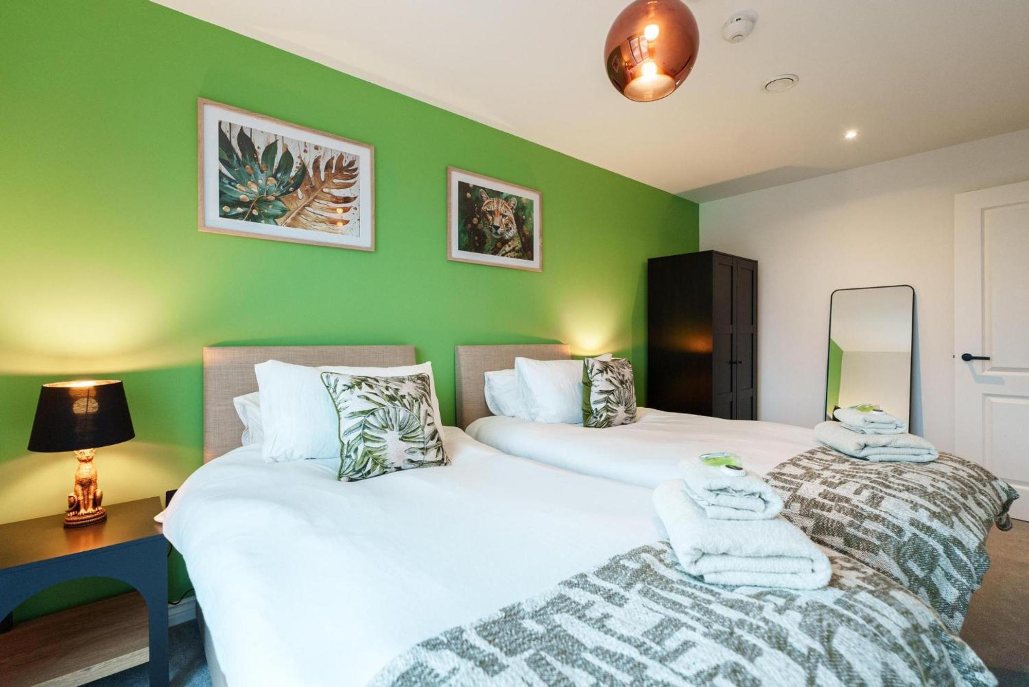 Emerald Elegance, 2bed 2bath Leeds Escape, Center & Stadium Apartment