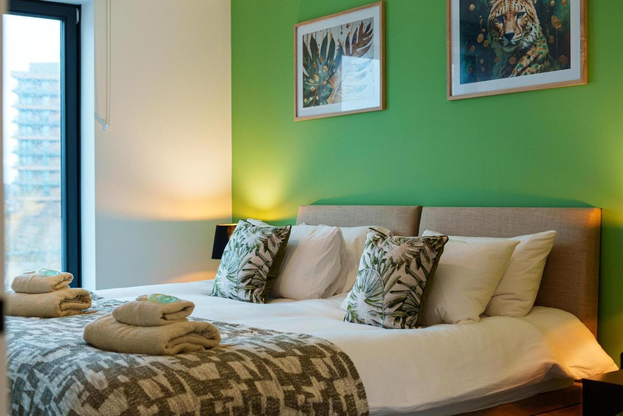Emerald Elegance, 2bed 2bath Leeds Escape, Center & Stadium Apartment *
