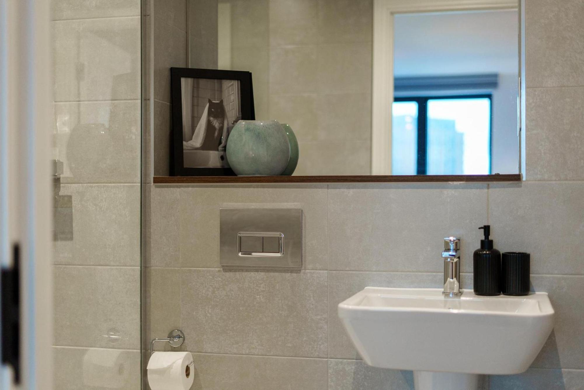 Emerald Elegance, 2bed 2bath Leeds Escape, Center & Stadium * Leeds (West Yorkshire)