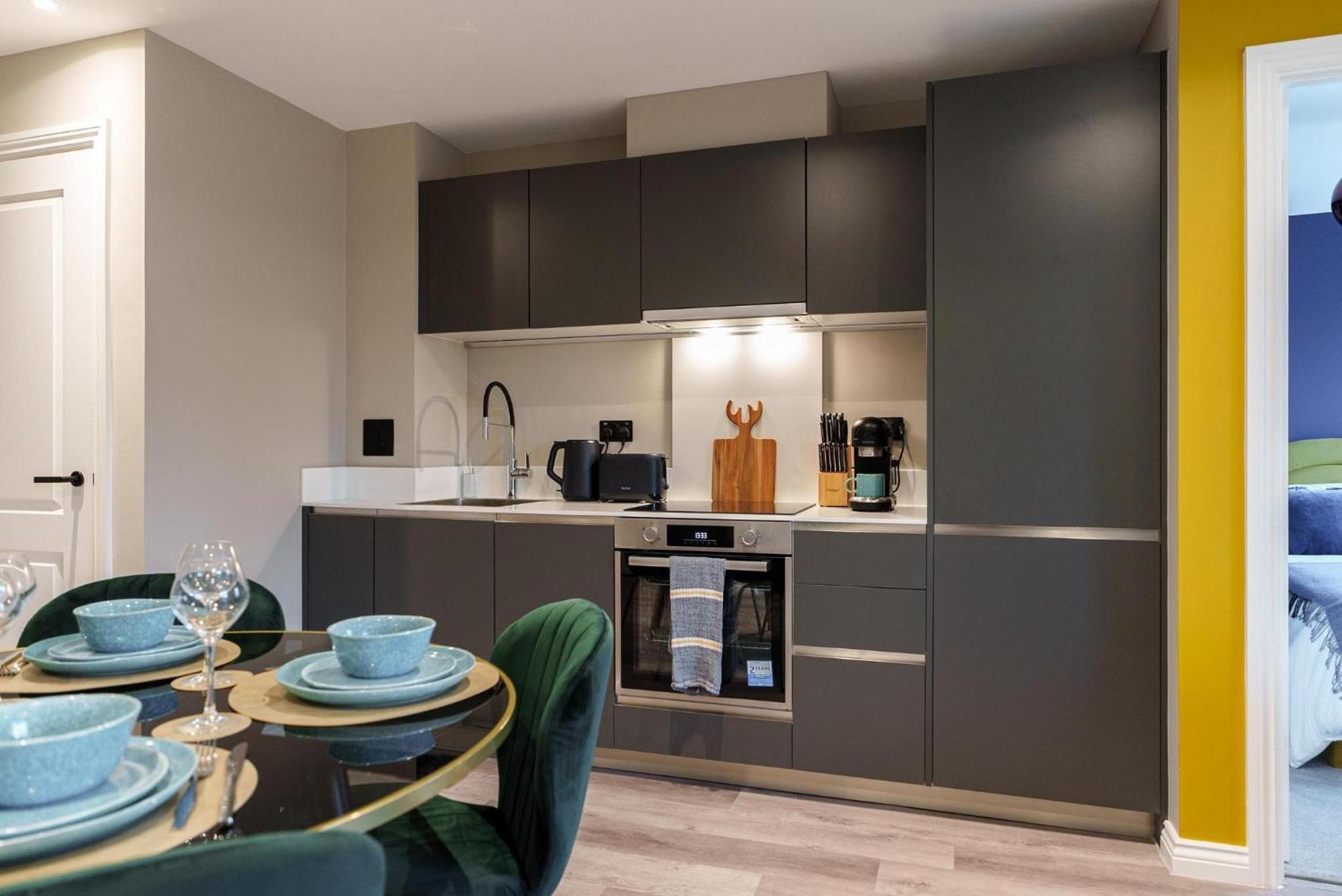 Emerald Elegance, 2bed 2bath Leeds Escape, Center & Stadium