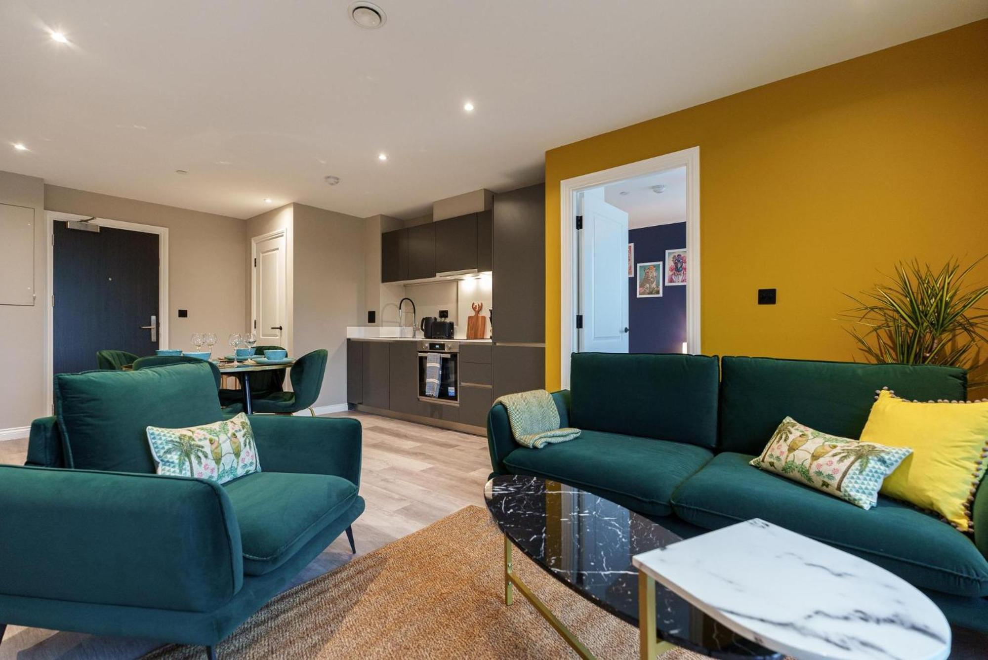 Apartment Emerald Elegance, 2bed 2bath Leeds Escape, Center & Stadium *