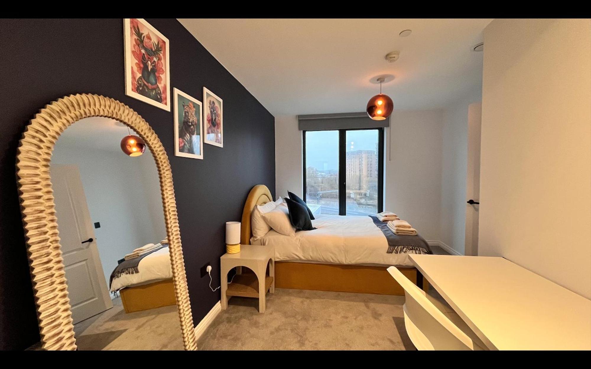 Emerald Elegance, 2bed 2bath Leeds Escape, Center & Stadium